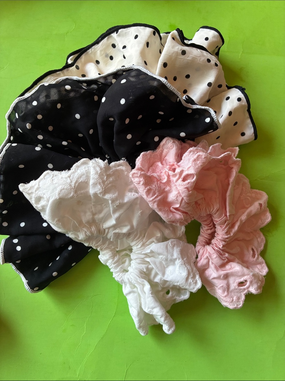 Simple Pleasures Self-Care Gift Box #2 (4 items) - Picture 8 of 10